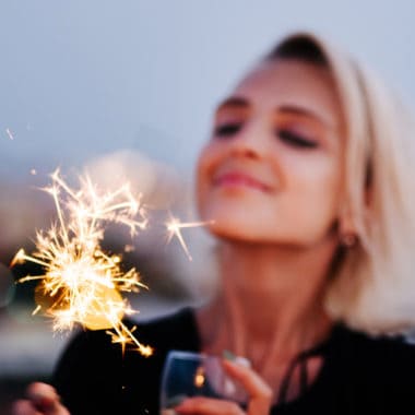 Blonde dame met een glinsterend sterretje met een glas wijn