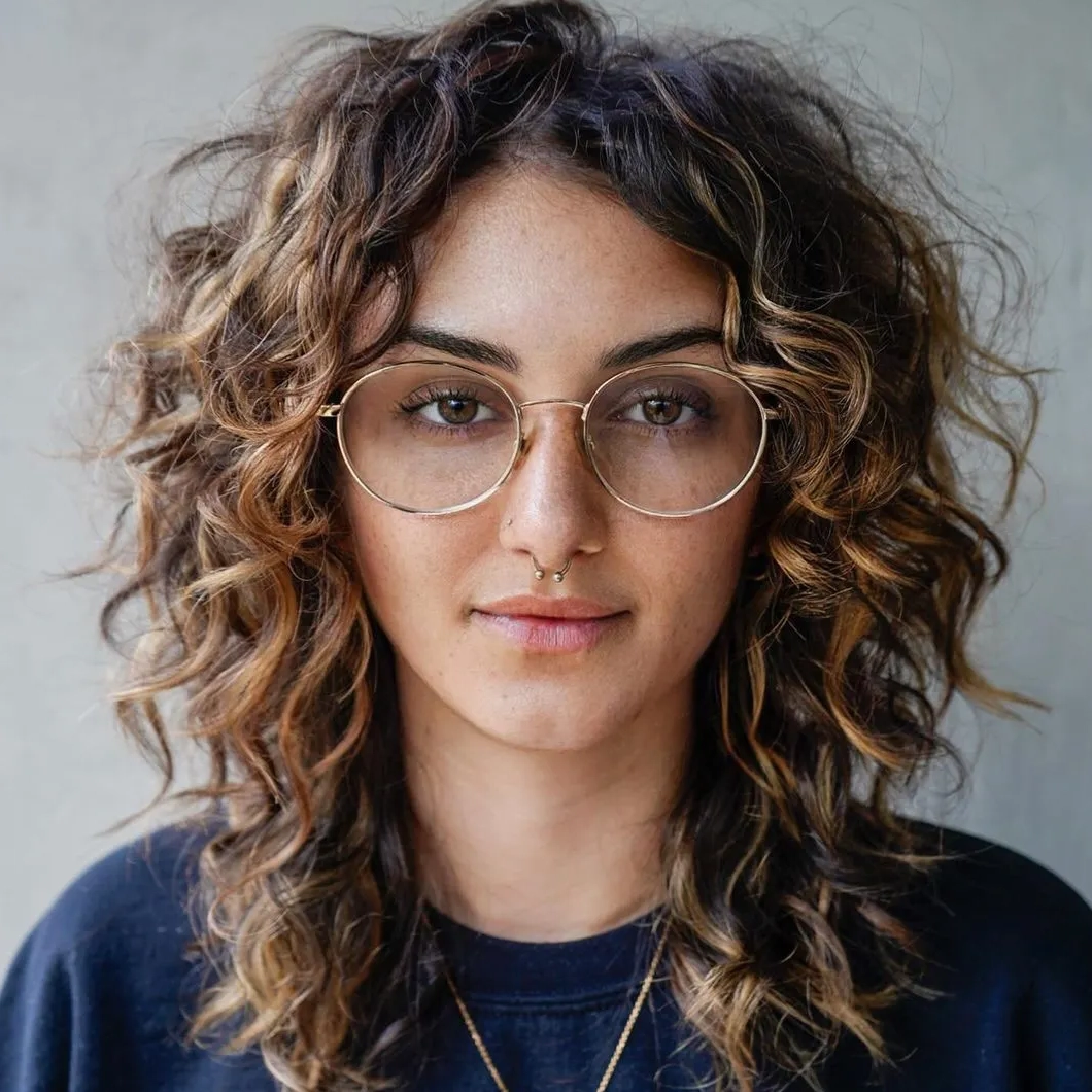 Shaping Whip_hover image 01 Girl with curly hair and glasses